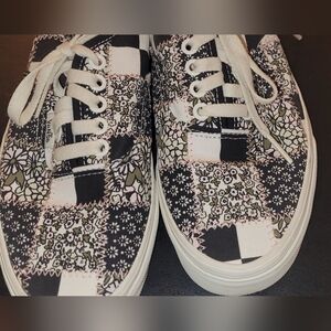 New Vans Women’s Pink & Black Floral Checkerboard Lace-Up Sneakers